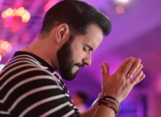 Manny Cruz le canta a las quinceañeras