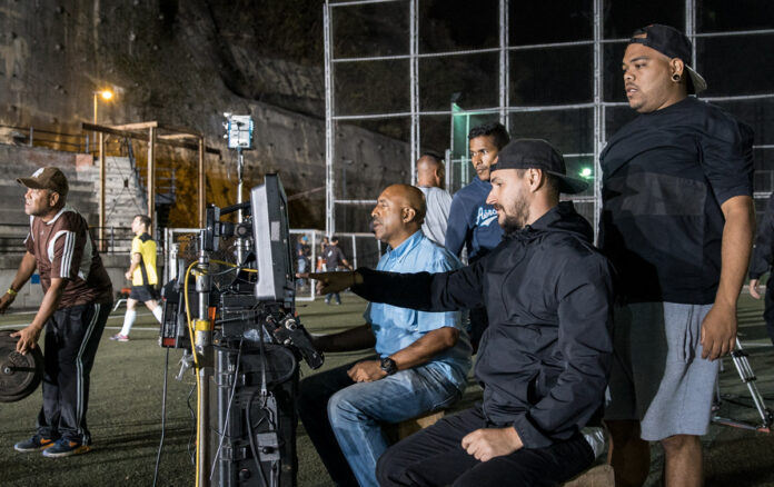 Cacho Díaz y equipo de 2 wolves films detrás de cámaras El Juego Melodía Perfecta